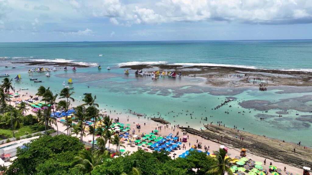 vista-aérea-drone-praia-de-porto-de-galinhas-pernambuco-brasil